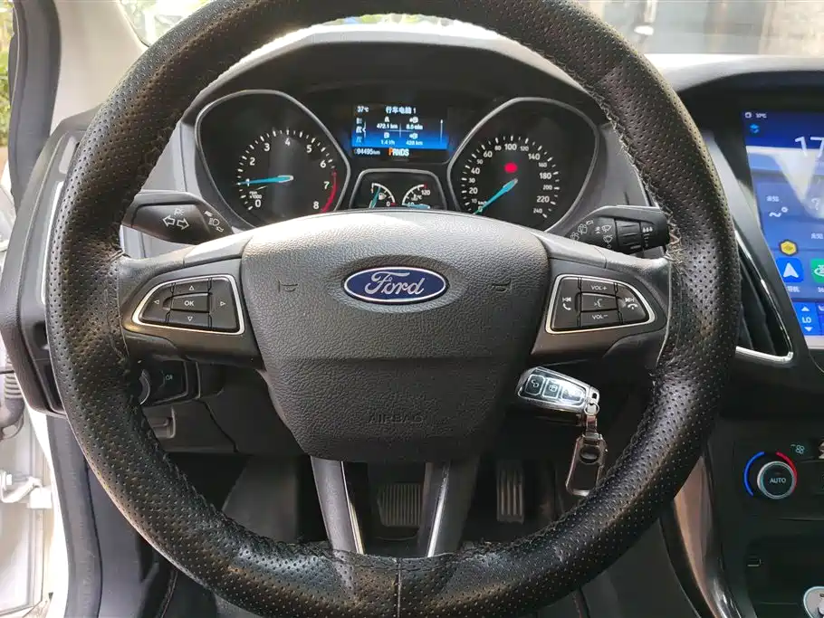 Ford Focus 2019 — фото 15