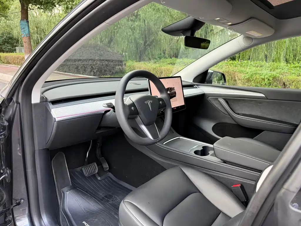 Tesla Model Y 2025 — фото 10