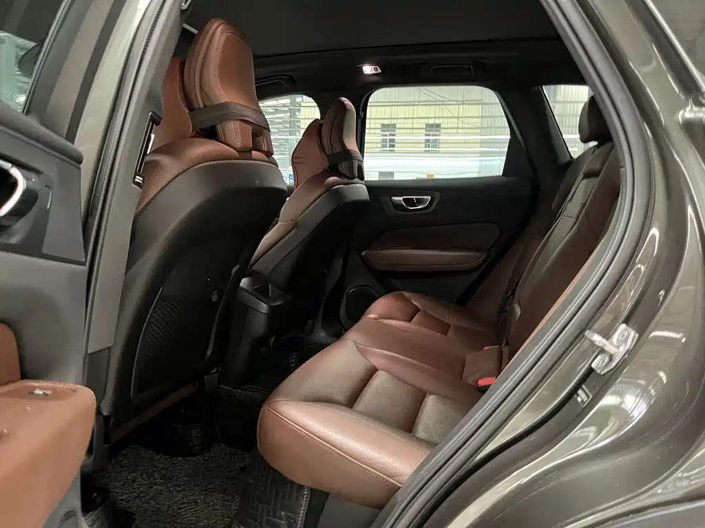 Volvo XC60 2020 — фото 12
