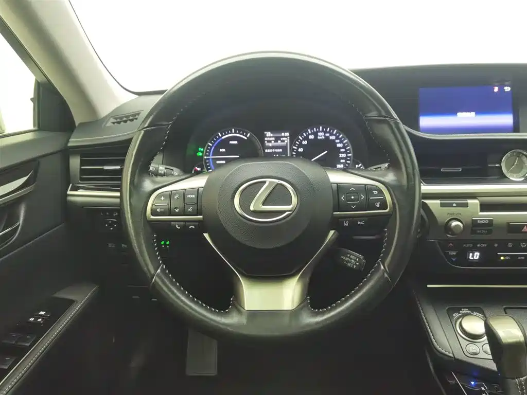 Lexus ES 2018 — фото 11