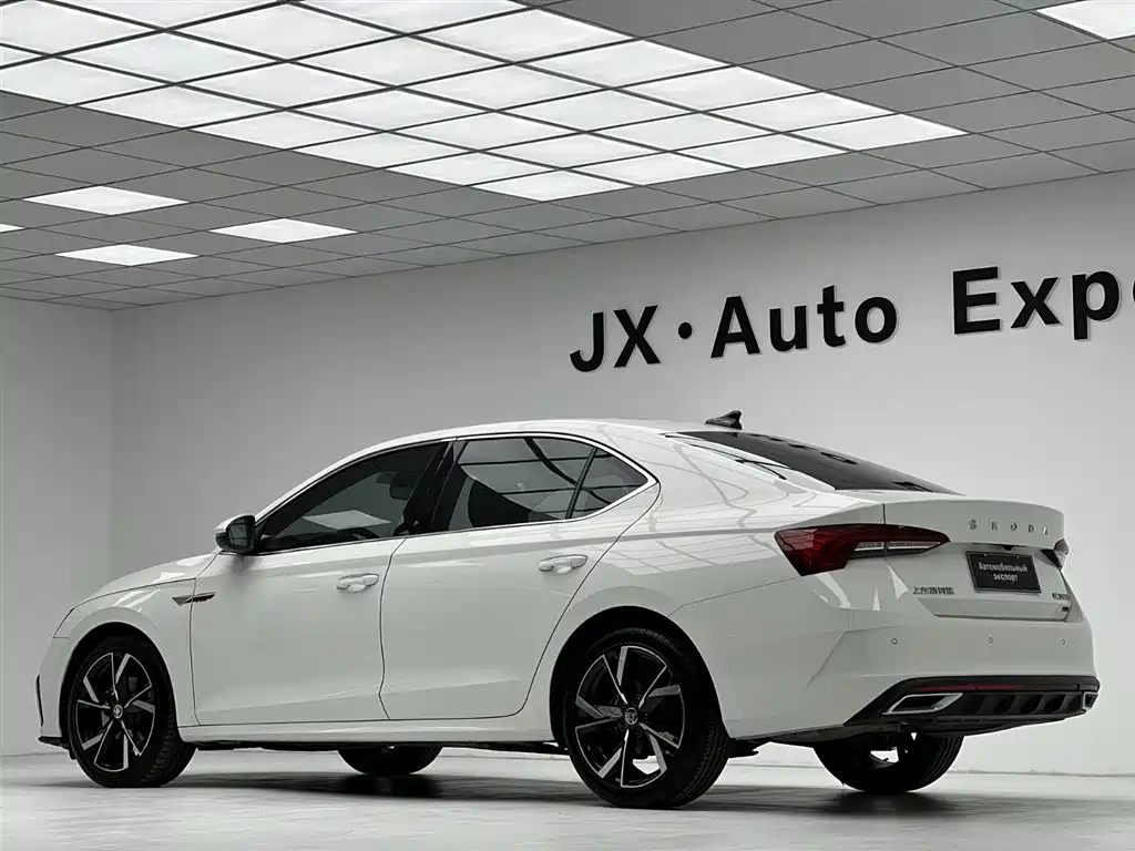 Skoda Octavia 2022 — фото 13