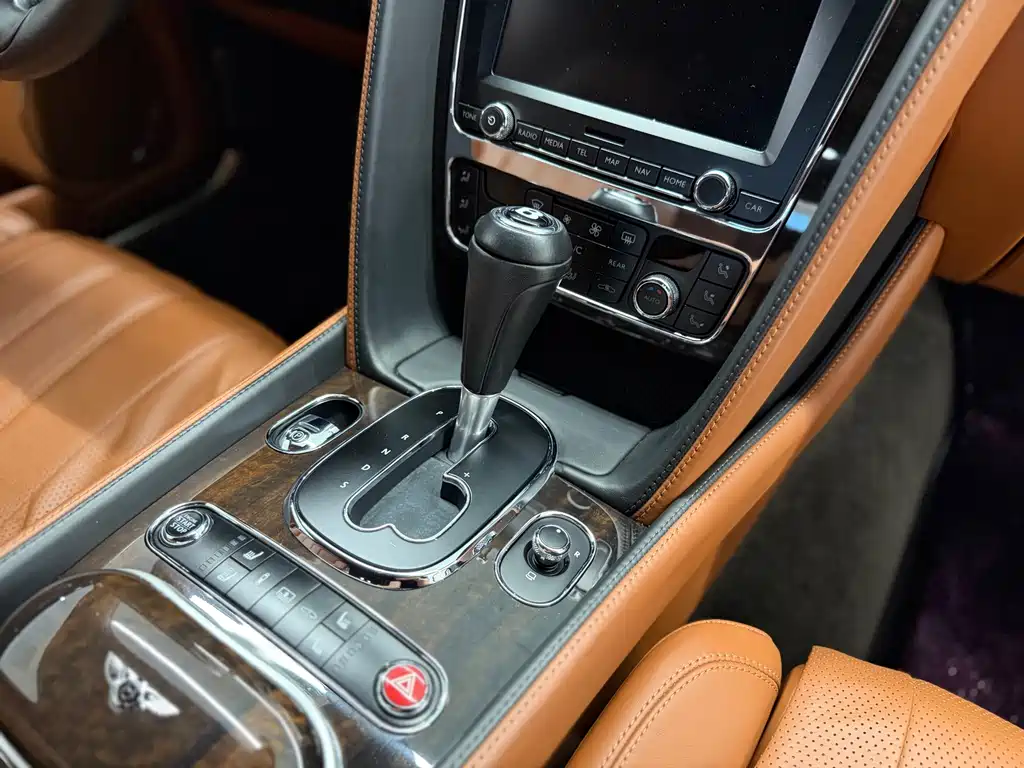 Bentley Flying Spur 2018 — фото 10