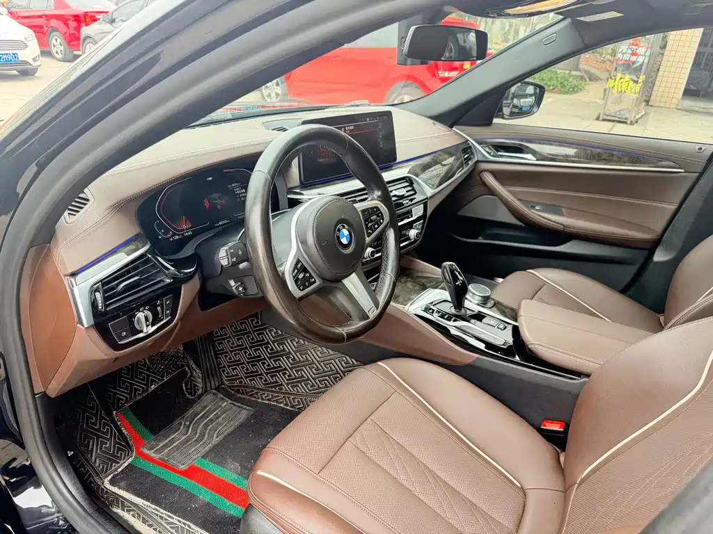 BMW 5 Series 2021 — фото 10