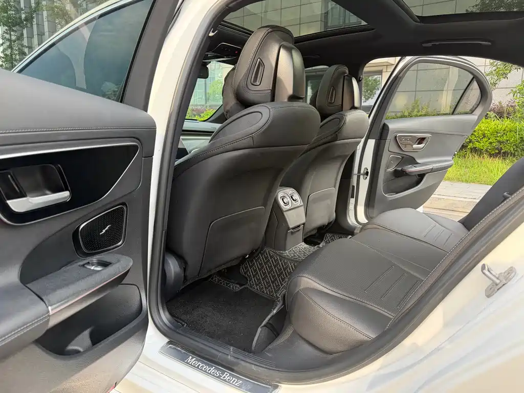 Mercedes-Benz C-Class 2025 — фото 11