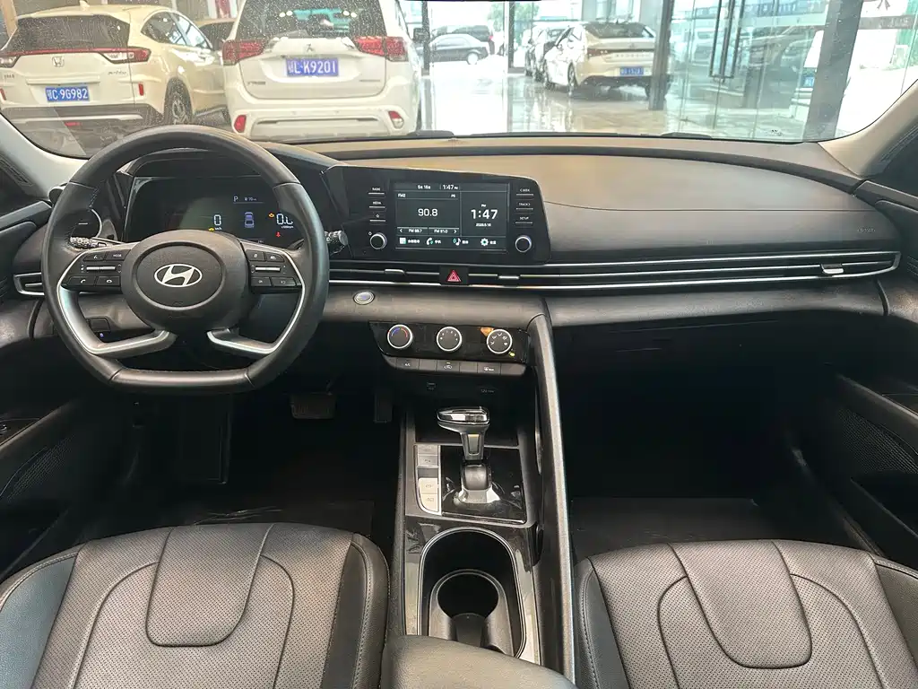 Hyundai Elantra 2023 — фото 9