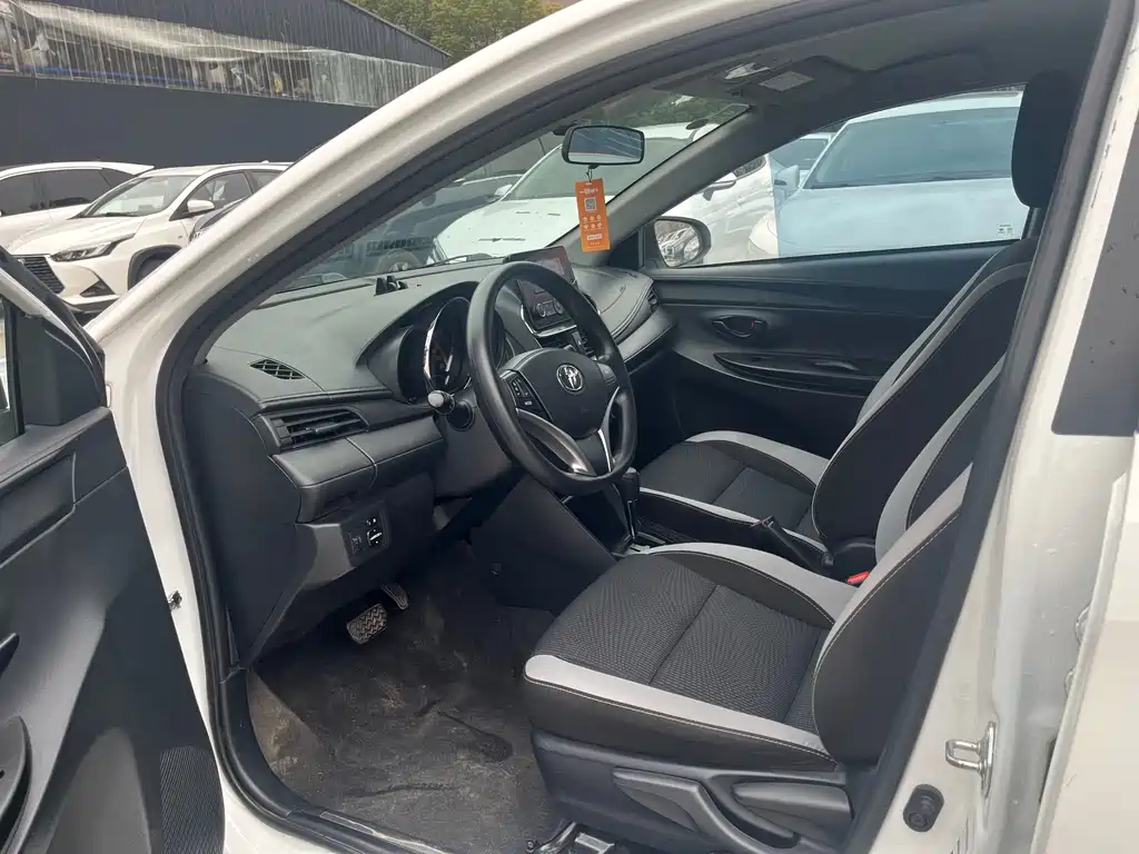 Toyota Yaris L 2023 — фото 10
