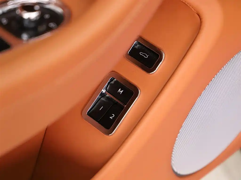 Bentley Flying Spur 2023 — фото 17