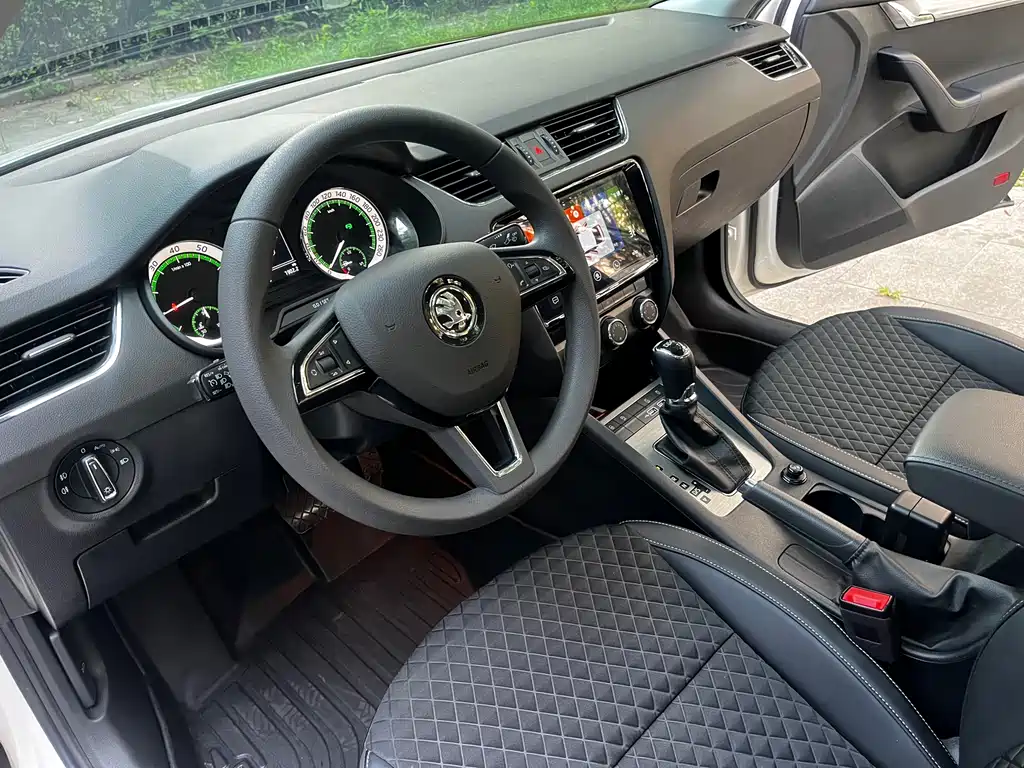 Skoda Octavia 2021 — фото 10