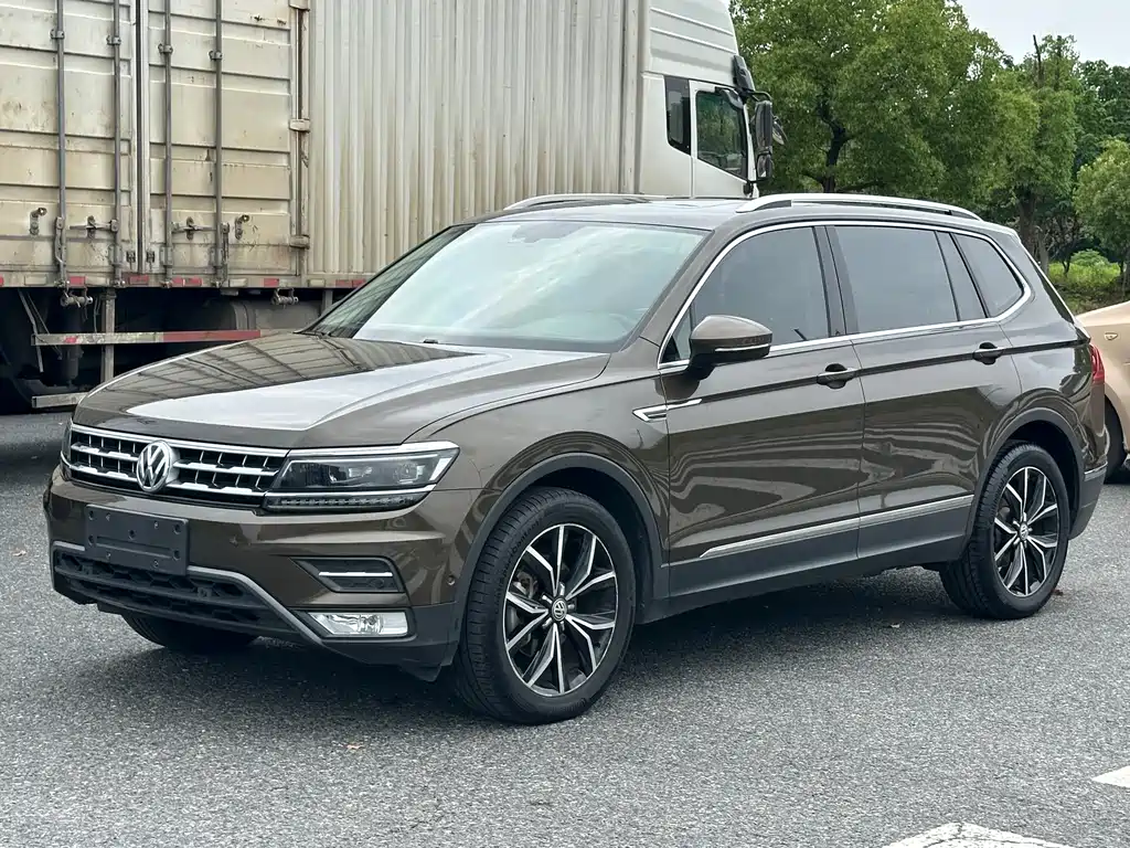 Volkswagen Tiguan L 2018 — фото 1