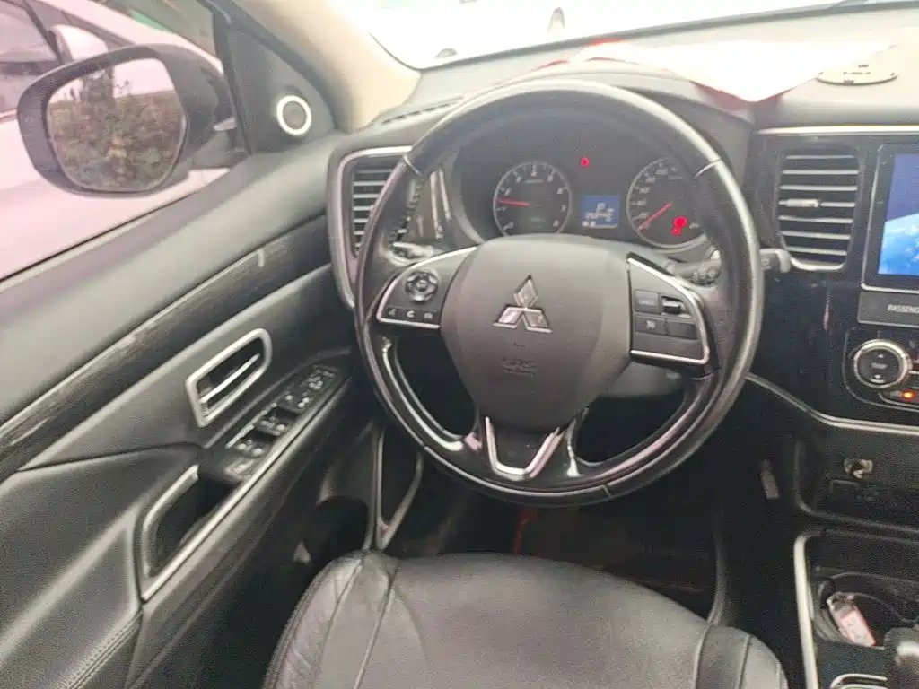 Mitsubishi Outlander 2017 — фото 11
