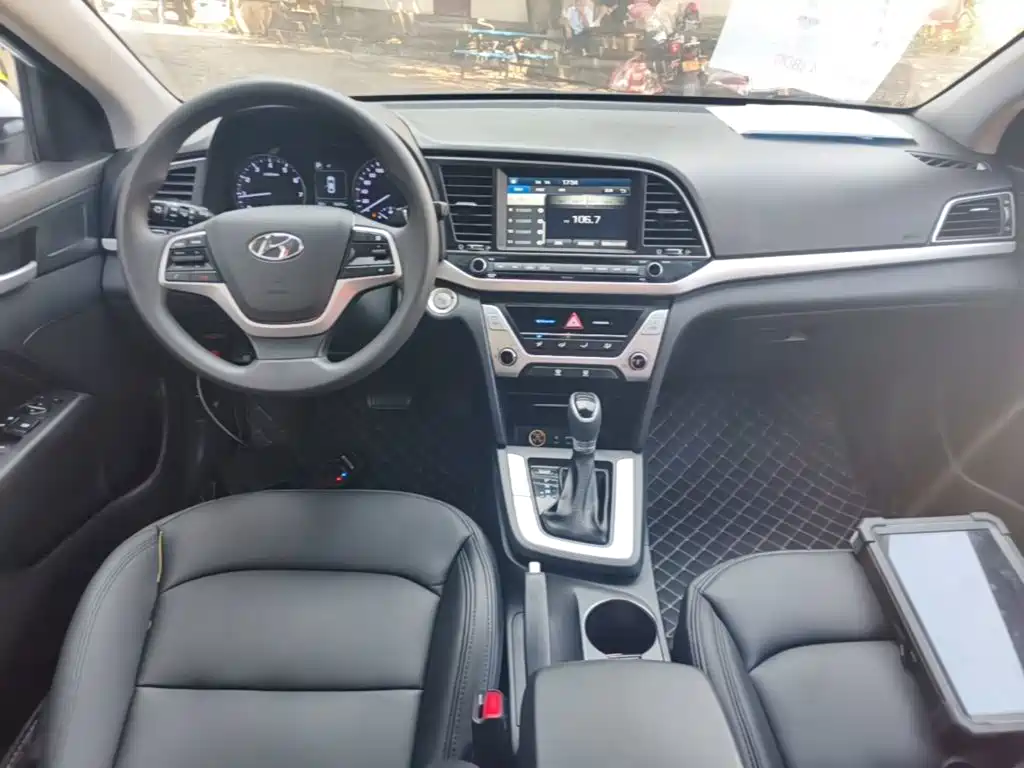 Hyundai Elantra 2018 — фото 10