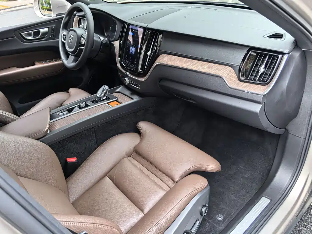 Volvo XC60 2023 — фото 11