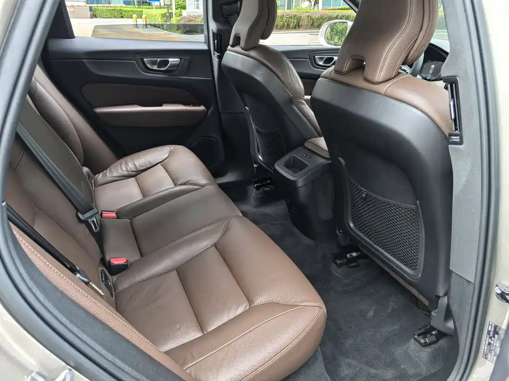 Volvo XC60 2023 — фото 14