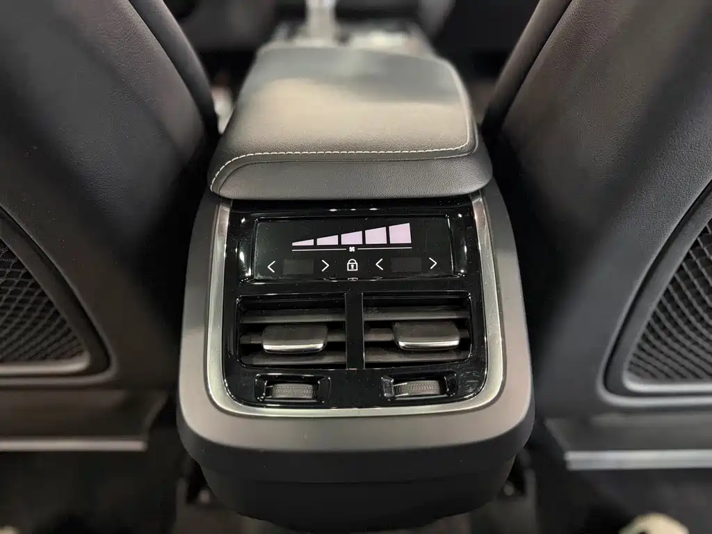 Volvo XC60 2018 — фото 15