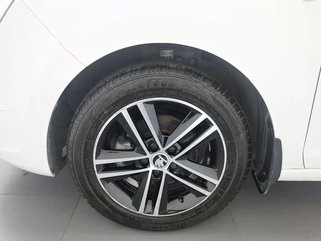Skoda Rapid Spaceback 2015 — фото 17