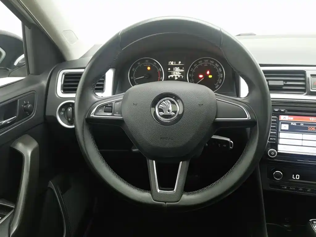 Skoda Rapid Spaceback 2015 — фото 11