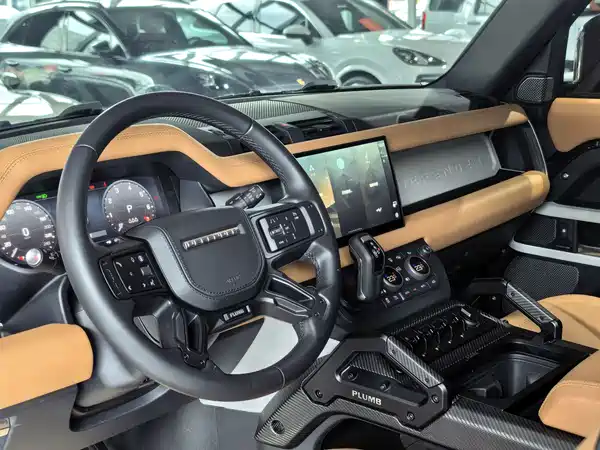 Land Rover Defender 2024