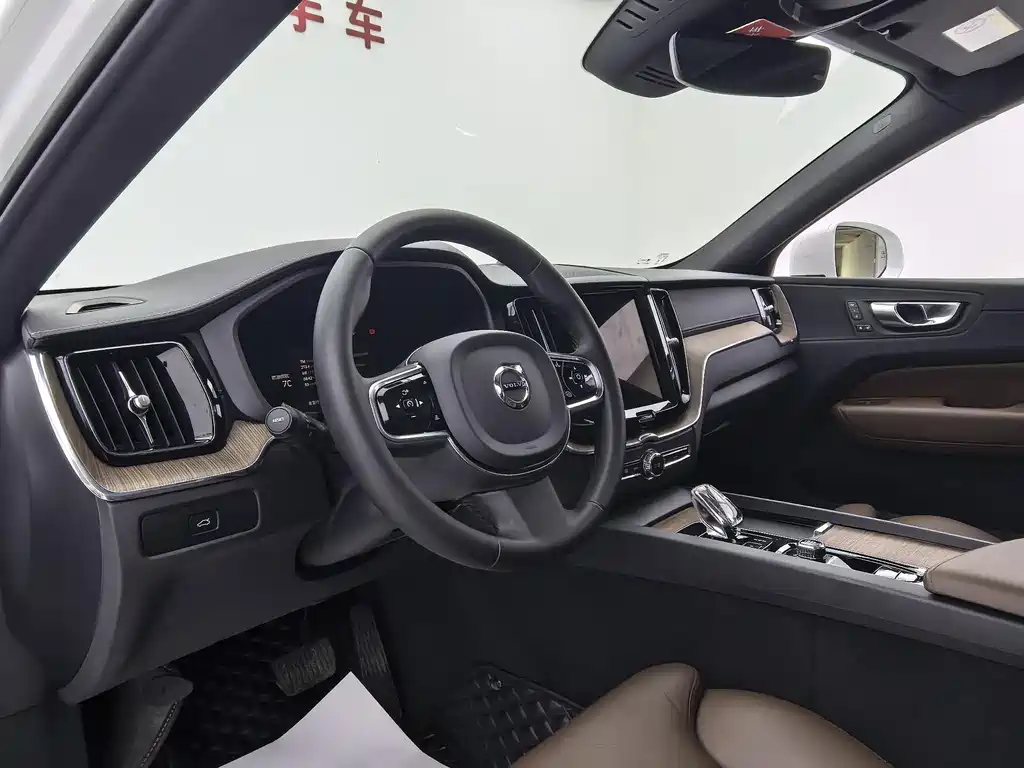 Volvo XC60 2023 — фото 13