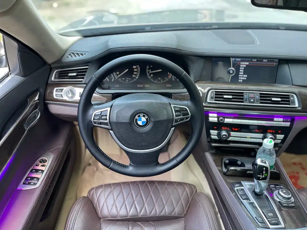 BMW 7 Series 2010 — фото 10
