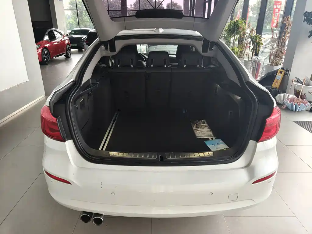 BMW 3 Series 2018 — фото 15