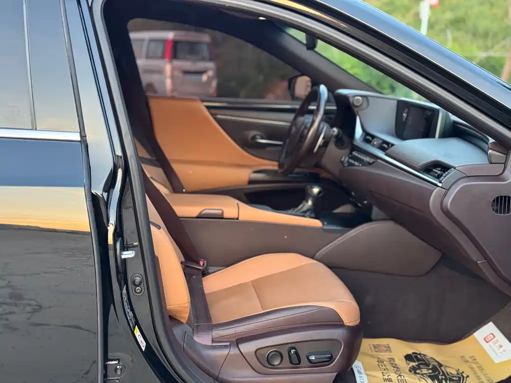 Lexus ES 2019 — фото 10