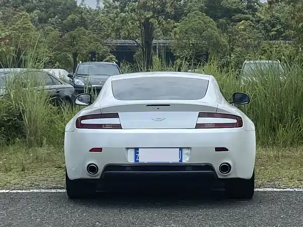 Aston Martin V8 Vantage 2014