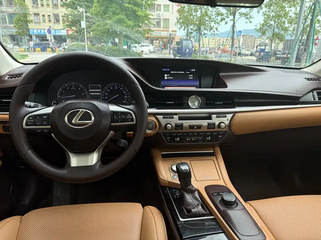 Lexus ES 2017 — фото 13