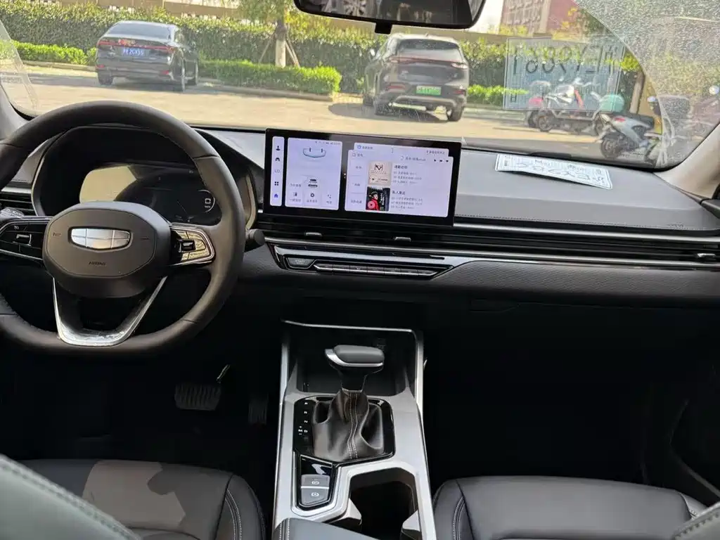 Geely Emgrand 2021