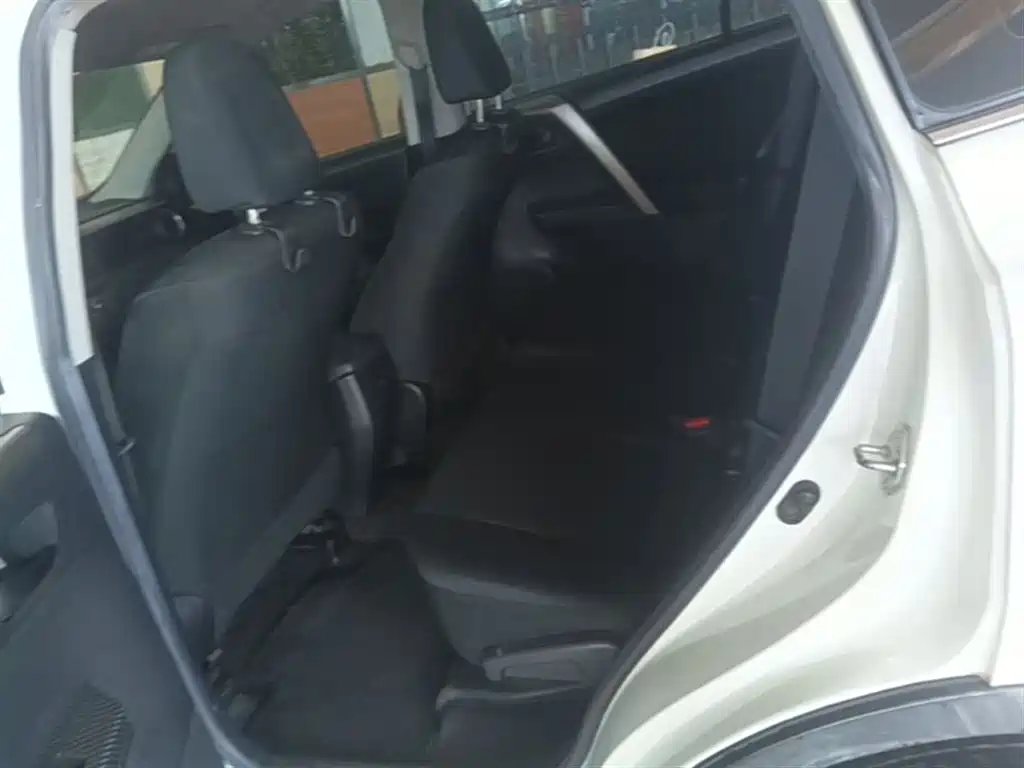 Toyota RAV4 2015 — фото 17
