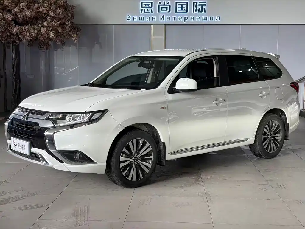 Mitsubishi Outlander 2022 — фото 1