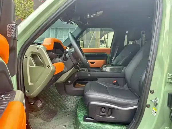 Land Rover Defender 2023