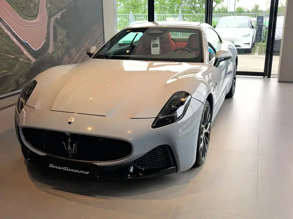 Maserati GranTurismo — фото 1