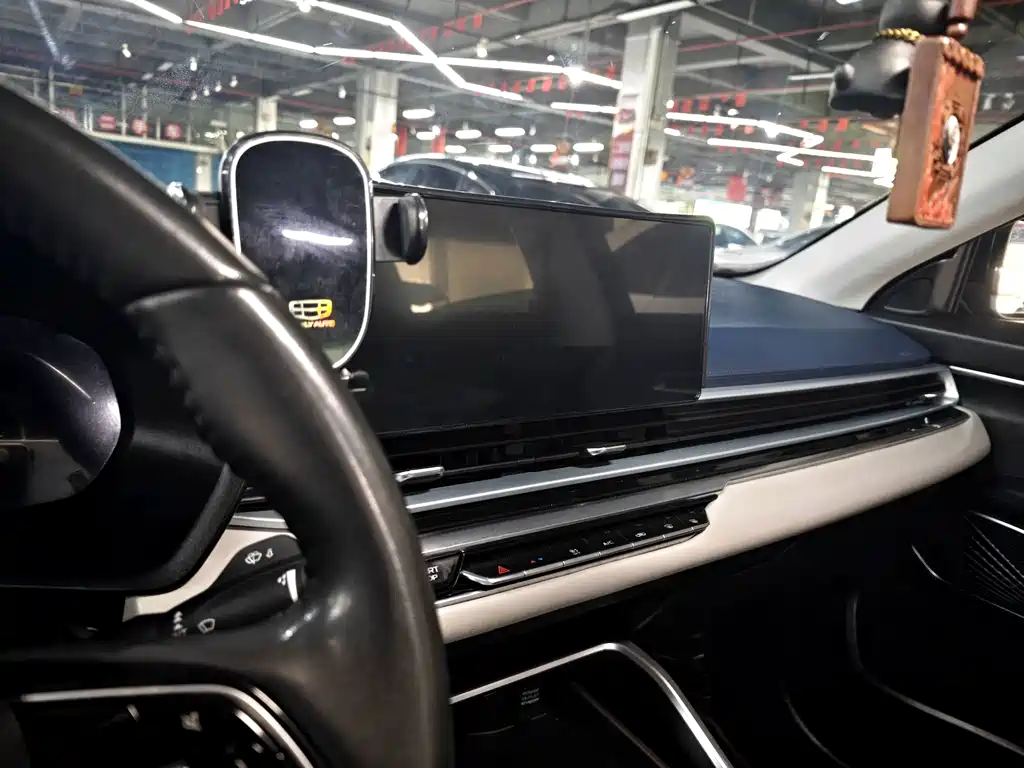 Geely Emgrand 2022