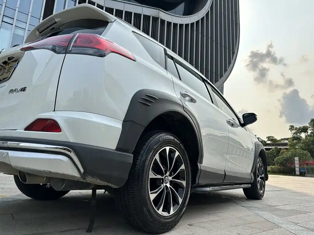 Toyota RAV4 2019 — фото 9
