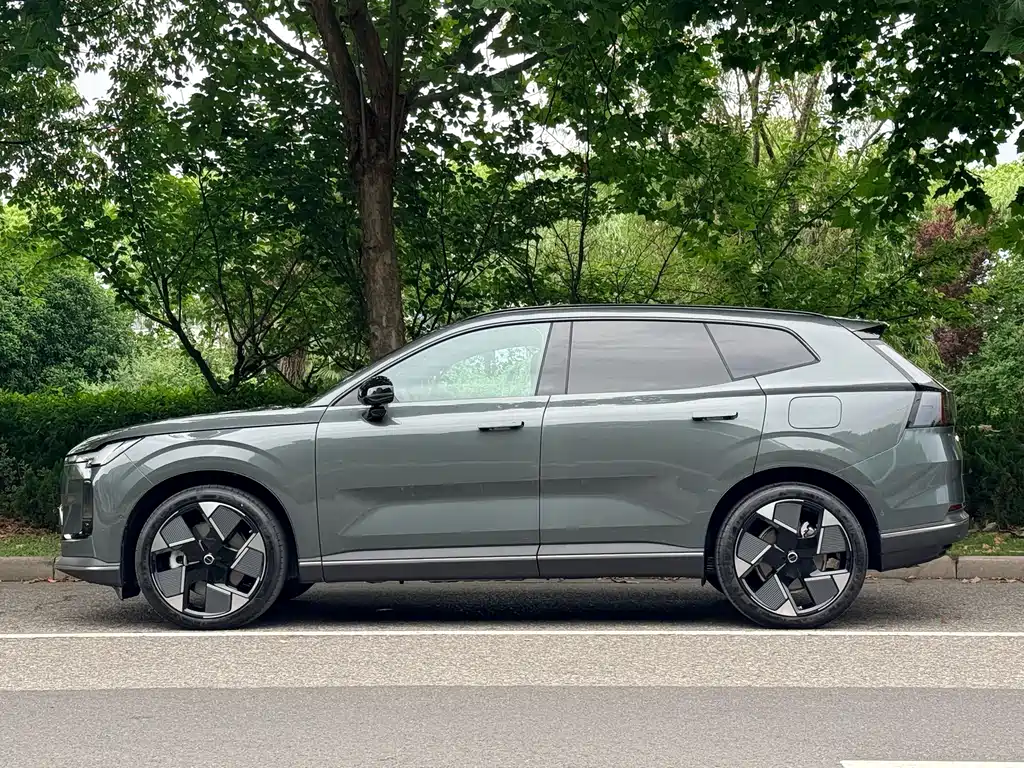 Volvo XC70 PHEV 2025 — фото 3