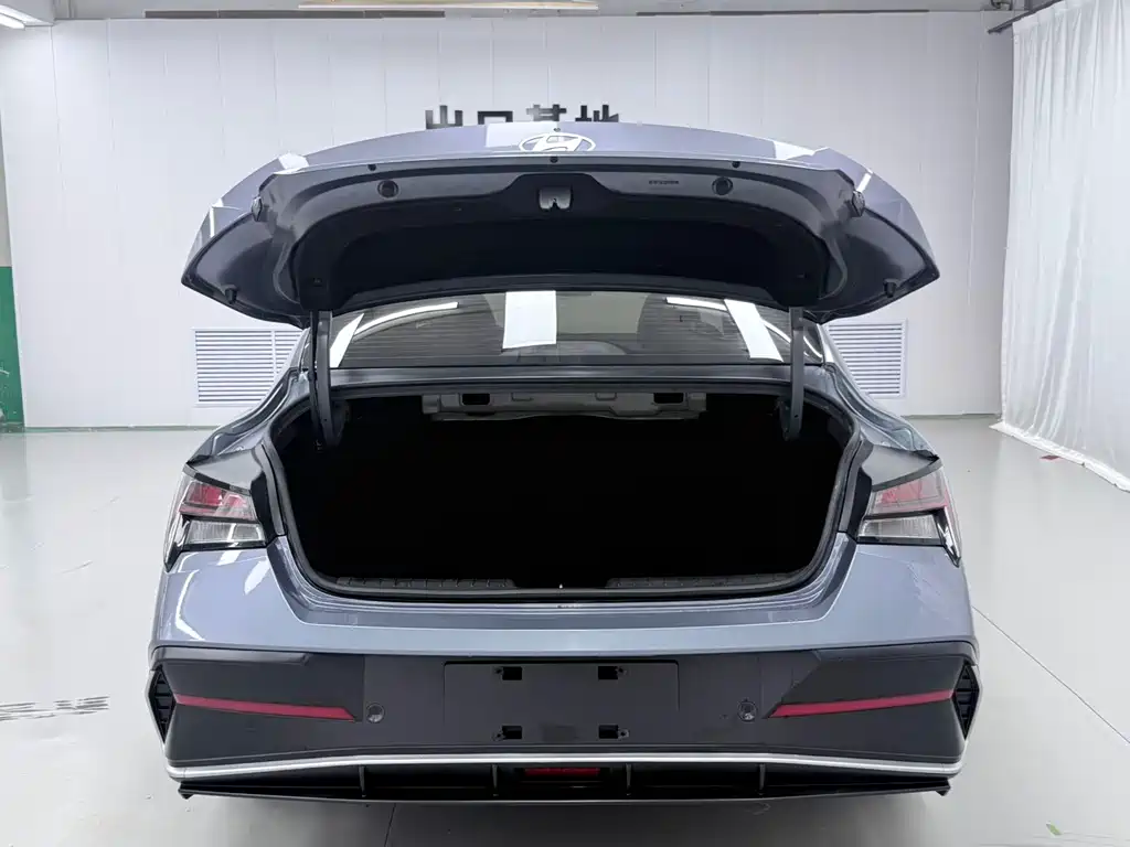 Hyundai Elantra 2023 — фото 17