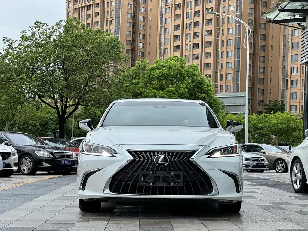 Lexus ES 2023