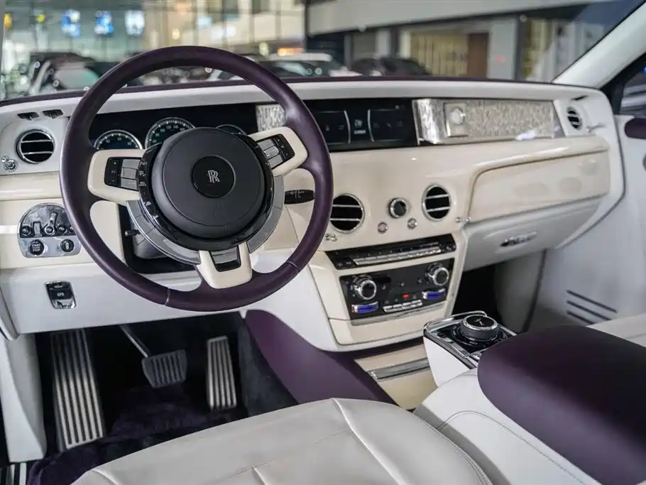 Rolls-Royce Phantom 2019 — фото 26