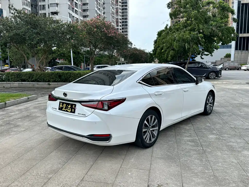 Lexus ES 2018 — фото 6