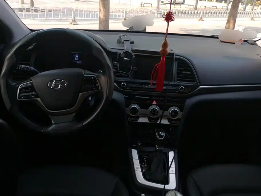 Hyundai Elantra 2020 — фото 12