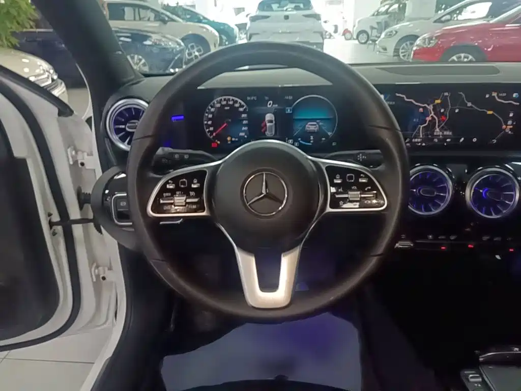 Mercedes-Benz A-Class 2021 — фото 11