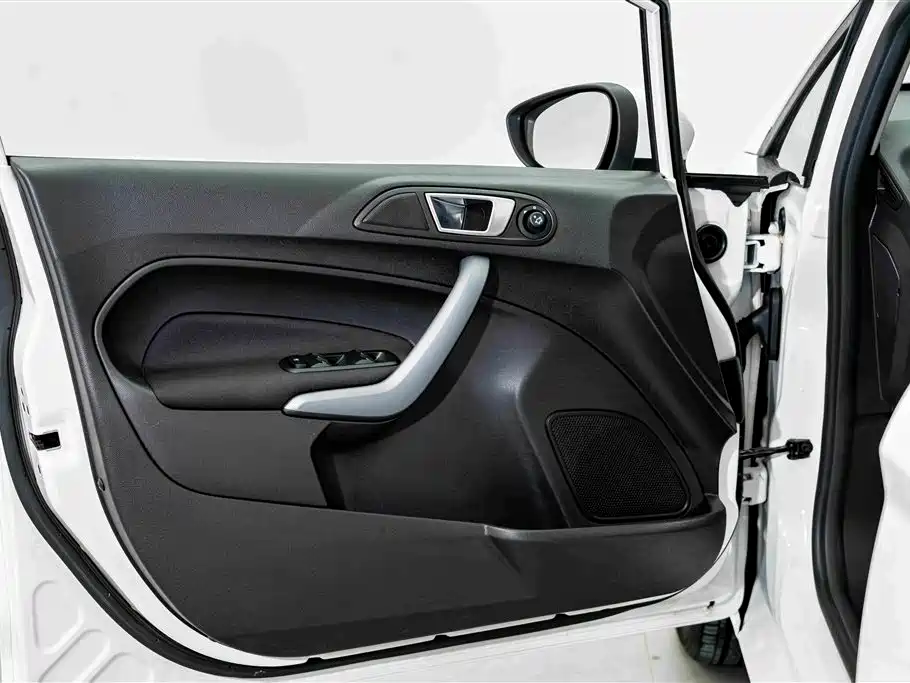 Ford Fiesta 2015 — фото 16