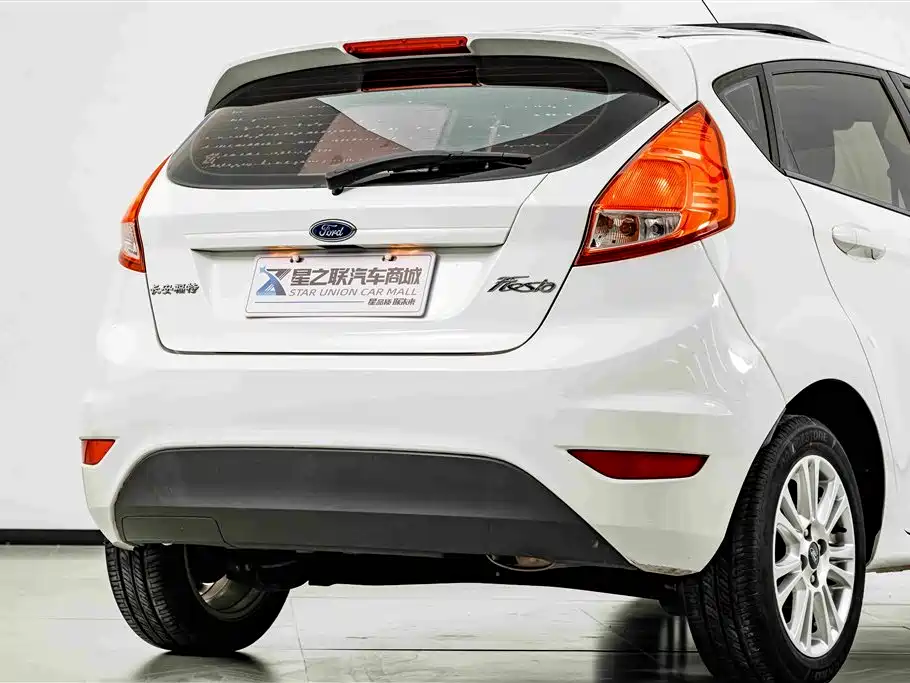 Ford Fiesta 2015 — фото 7