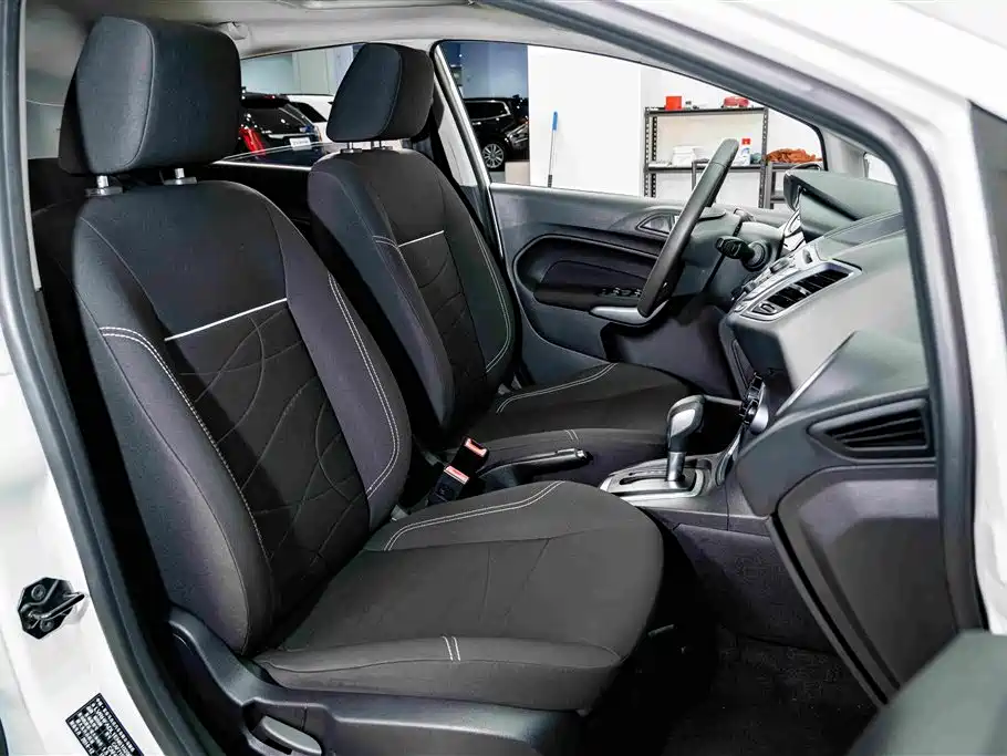 Ford Fiesta 2015 — фото 19