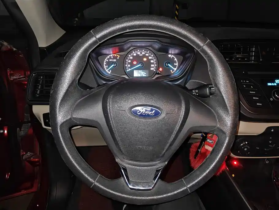 Ford Escort 2017 — фото 15