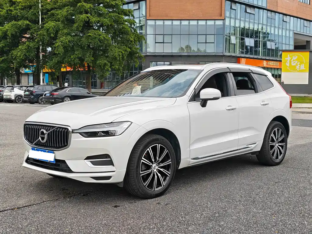 Volvo XC60 2021 — фото 1