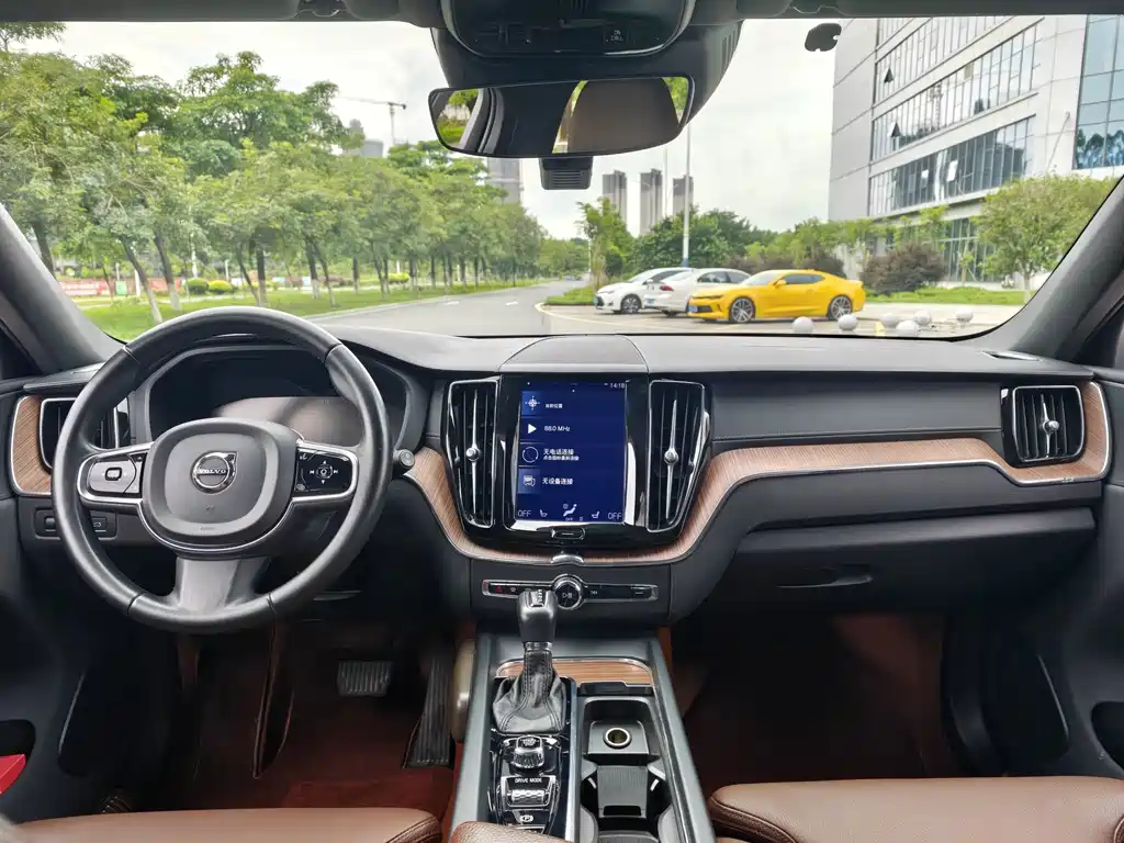 Volvo XC60 2021 — фото 4