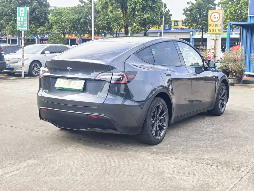 Tesla Model Y 2024 — фото 13