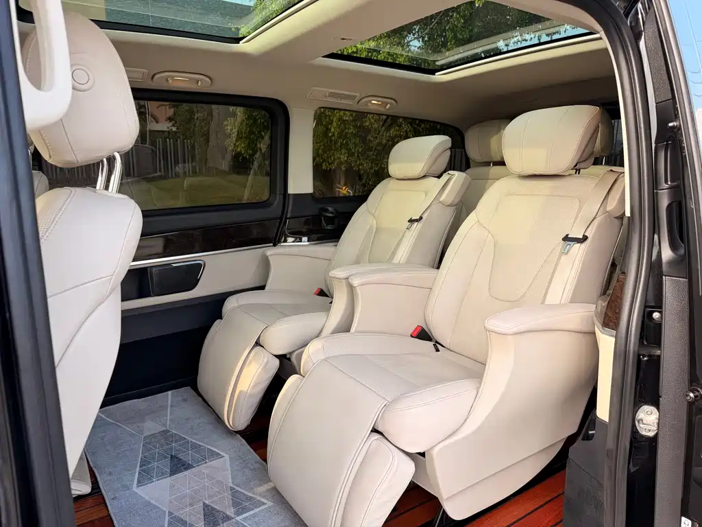 Mercedes-Benz V-Class 2019 — фото 25