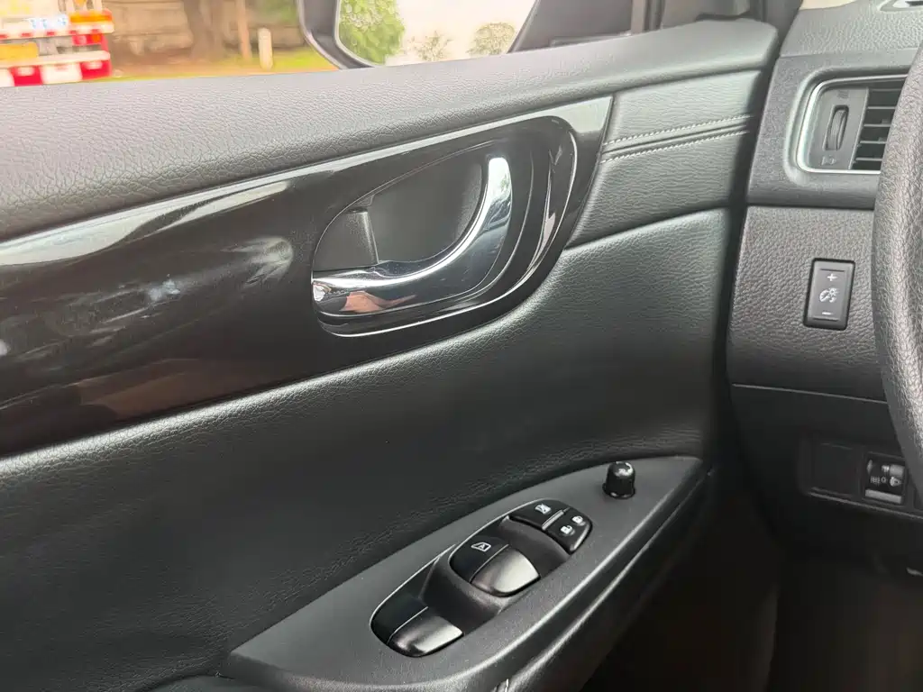 Nissan Tiida 2018 — фото 10